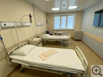 В каждой палате – свой санузел, кнопки вызова персонала, многофункциональные кровати.