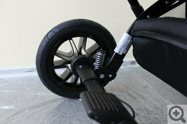 В коляске вот на таком шасси вы не сможете укачать ребенка