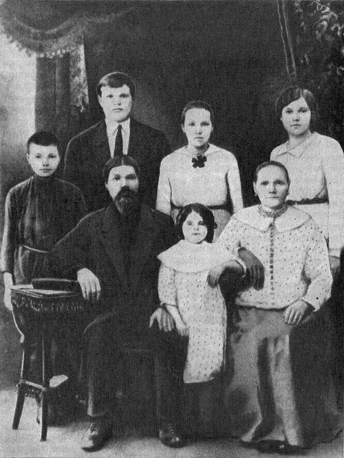 Анна родилась в 1903 году в деревне Шахматово