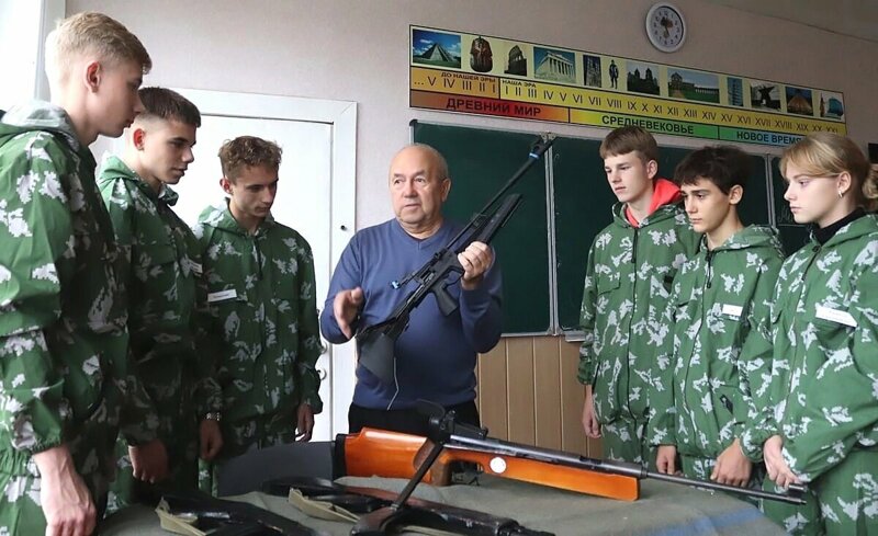 Во втором же варианте курса есть отдельный модуль N 9 – «Элементы начальной военной подготовки».