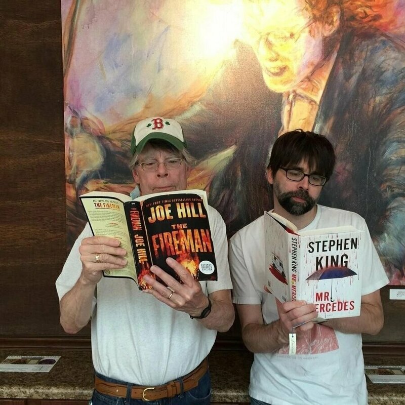 пишет под псевдонимом Джо Хилл, который взял, чтобы не ассоциироваться с отцом.