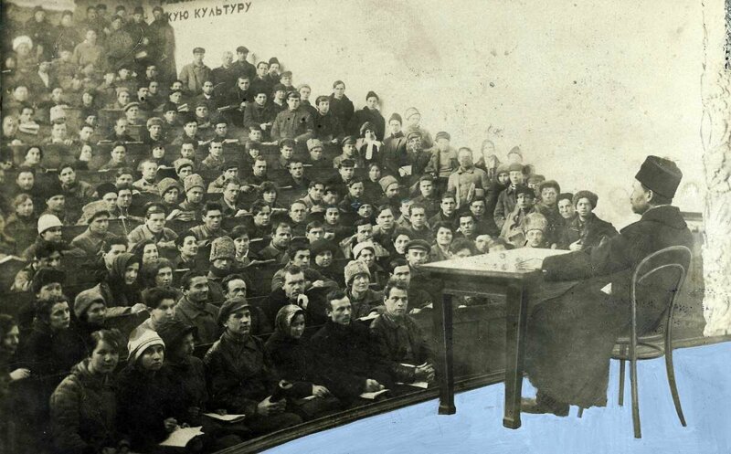 Аудитории были настолько переполнены, что студенты плотно стояли в проходах