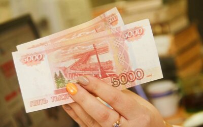 Пособия школьникам: подарки от банков к выплате от государства
