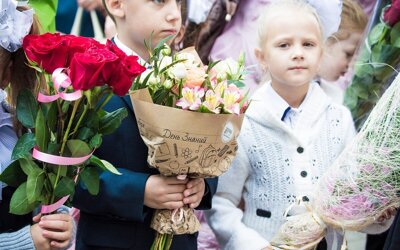 Как менялся со временем традиционный букет к 1 сентября. Астры и гладиолусы, конфеты и карандаши