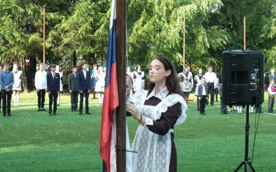 исполнение гимна и поднятие флага по понедельникам в каждой школе начнётся уже с 1 сентября